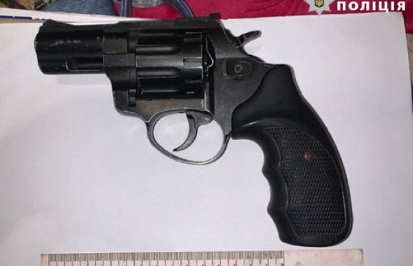 Жительница Мариуполя хранила дома огнестрельное оружие и наркотики