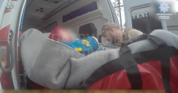 Полицейские под артиллерийским огнем эвакуировали немобильную женщину с сыном