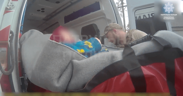 Полицейские под артиллерийским огнем эвакуировали немобильную женщину с сыном