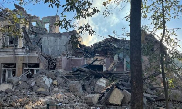 В Курахово ракета разрушила гимназию № 2, в Бахмуте снаряды попали в АТП (фото)