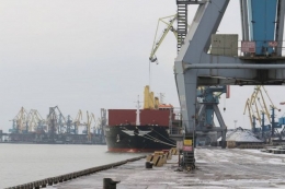 Из-за сильного ветра морской порт Мариуполя приостановил работу