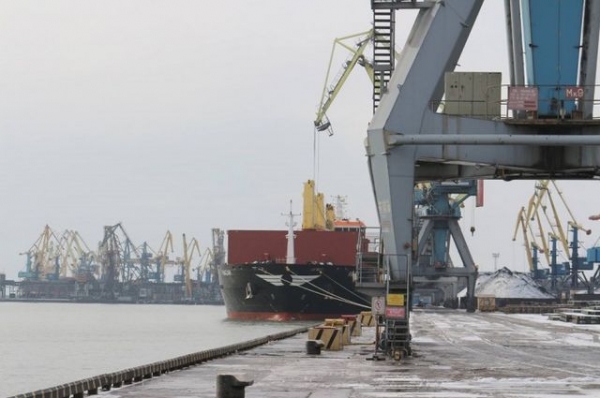 Из-за сильного ветра морской порт Мариуполя приостановил работу