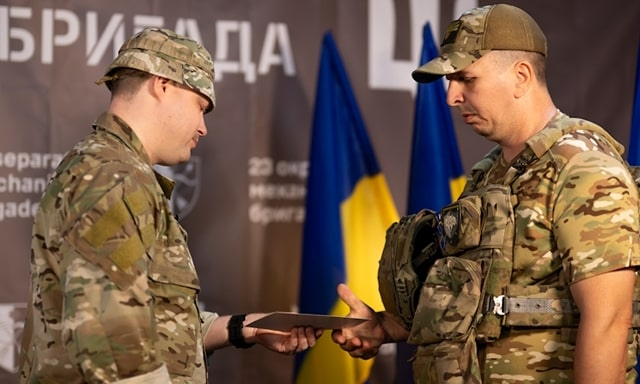 Военнослужащего из Покровска наградили нагрудным знаком «Золотой крест»