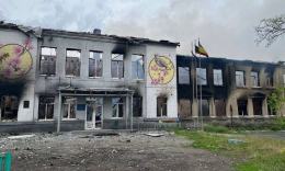 Фосфорными боеприпасами уничтожена школа в Авдеевке – флагшток с флагом Украины устоял
