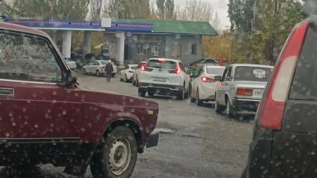 Вслед за водой в Донецке повсеместно исчезает бензин