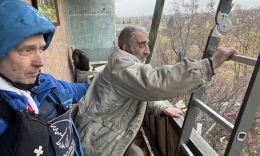 Волонтеры в Константиновке спасли из разрушенного дома двух стариков и их кота