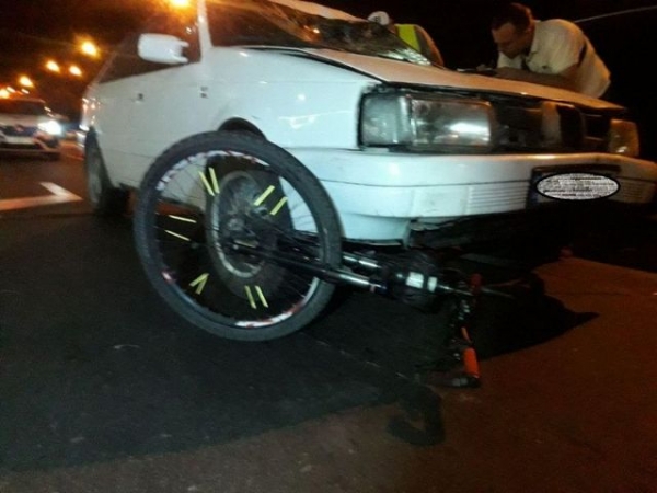 Пьяный водитель сбил велосипедиста и протащил его 200 метров