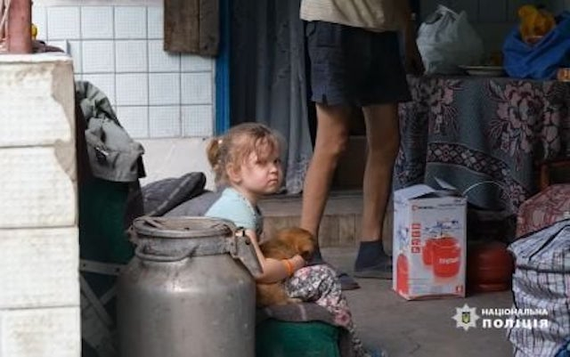 Полицейский экипаж вывез многодетную семью из Горняка