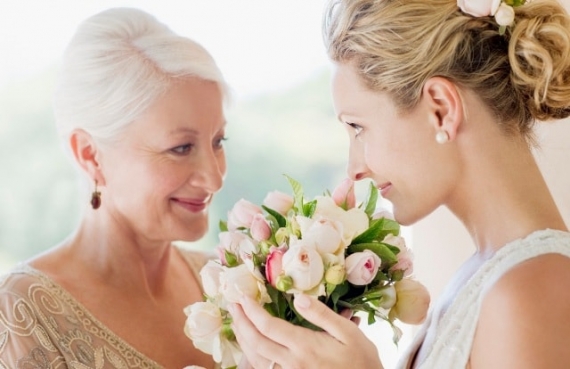 Прическа на свадьбу для мамы невесты (идеи, фото)