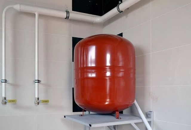 Расширительный бачок для отопления: что это такое, виды, как работает