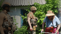 В Мирнограде патрульные полицейские эвакуировали людей под атакой дронов