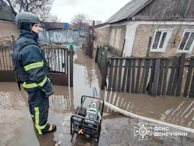 Спасатели в Краматорском районе ликвидируют последствия подтопления жилых домов