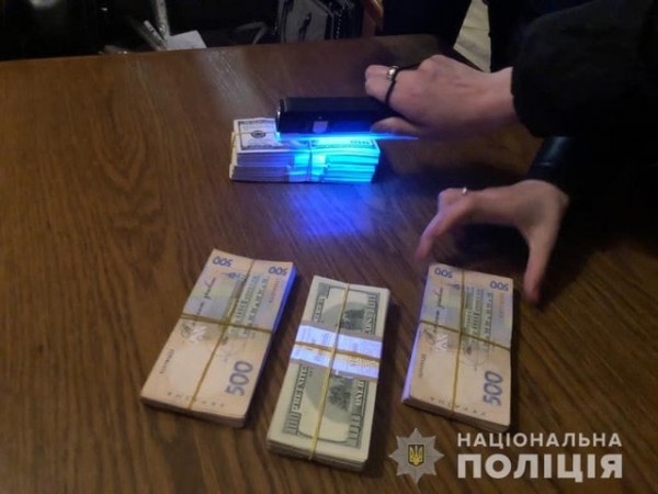 Правоохранители задержали двух чиновников – подозреваются в получении взятки