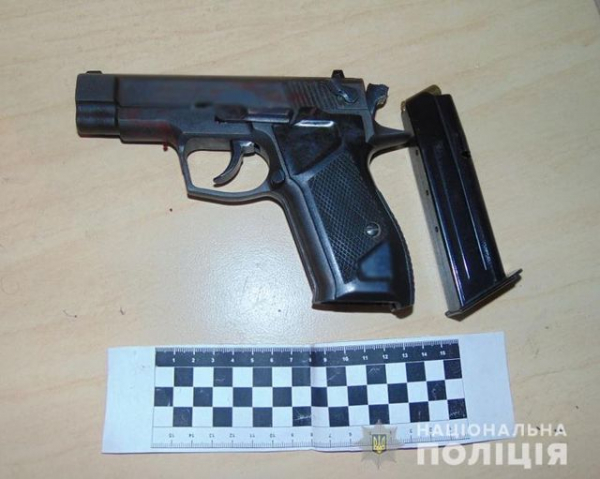 Вооруженный мужчина отобрал у подростков мобильные телефоны