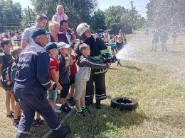 Детям Мариуполя презентовали профессию спасателя