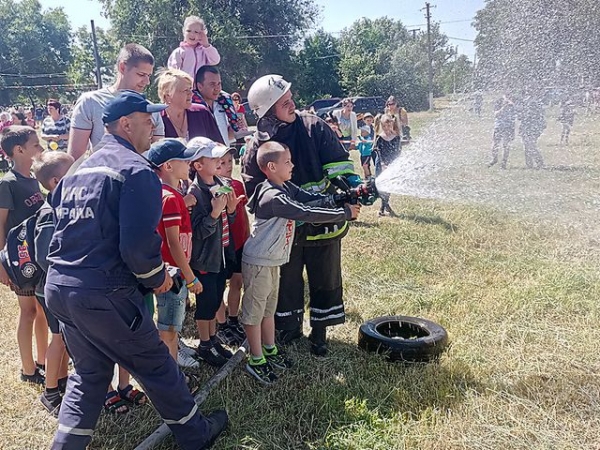 Детям Мариуполя презентовали профессию спасателя