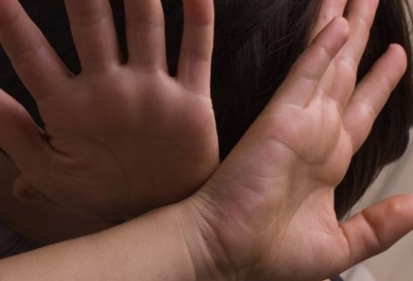 Пьяные родители выгнали на улицу 11-летнего сына – мальчик позвонил в полицию