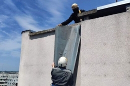 Сильный ветер сорвал кровлю с шахты лифта жилого дома