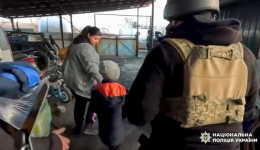 Маленьких мальчиков и их родителей эвакуировали из Добропольской громады