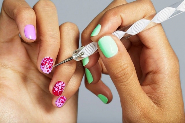 Що потрібно враховувати при виборі гелю для нігтів? Поради з манікюру в домашніх умовах