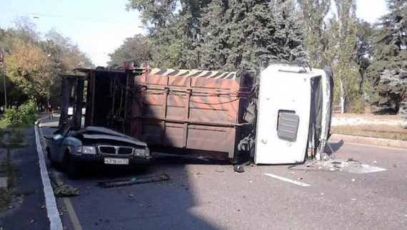 В оккупированном Донецке на припаркованную «Волгу» с водителем внутри завалился мусоровоз (фото)