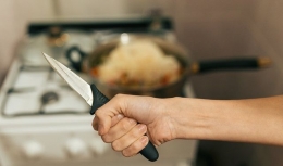 Пьяная мать во время ссоры ударила сына ножом