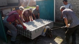 Жители поселка Водяное получили стройматериалы для ремонта жилья