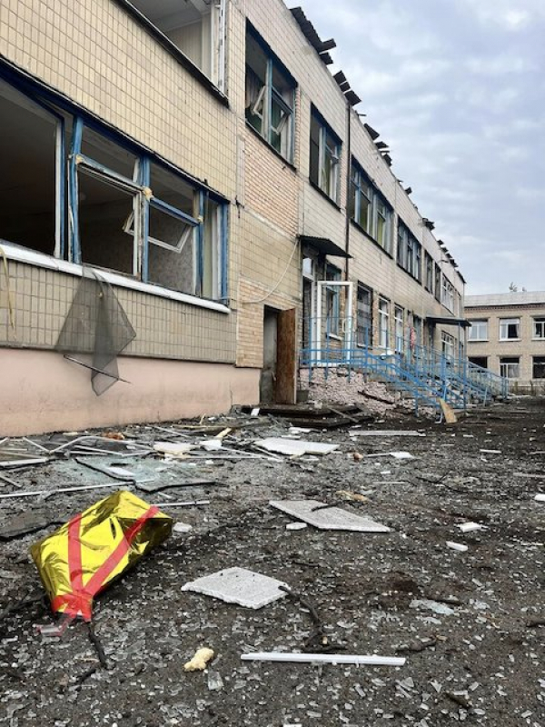 Российские оккупанты ударили ракетами по школе и детском саду в Краматорске