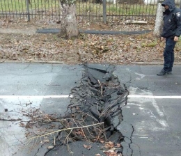 В Мариуполе возле школы в асфальте образовалась огромная дыра (фотофакт)