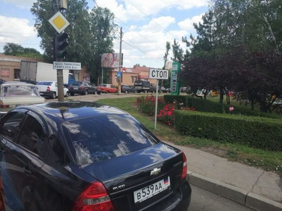 Захарченко в очередной раз не сдержал слово: в Донецке снова километровые очереди за бензином