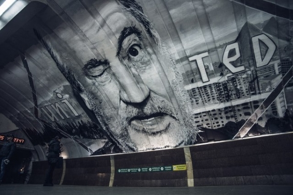 На мурале в столичном метро Богдан Ступка «объединил» Восток и Запад (видео)