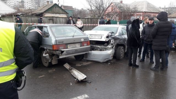 В Мариуполе пьяный водитель при столкновении повредил 6 автомобилей