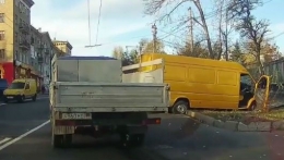 В Донецке в ходе ДТП перевернулся грузовой микроавтобус