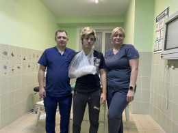 16-летний Роман из Бахмута, чудом выживший во время обстрела, идет на поправку