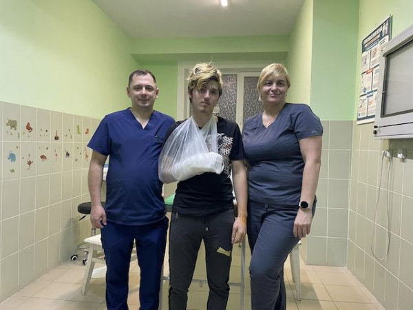 16-летний Роман из Бахмута, чудом выживший во время обстрела, идет на поправку