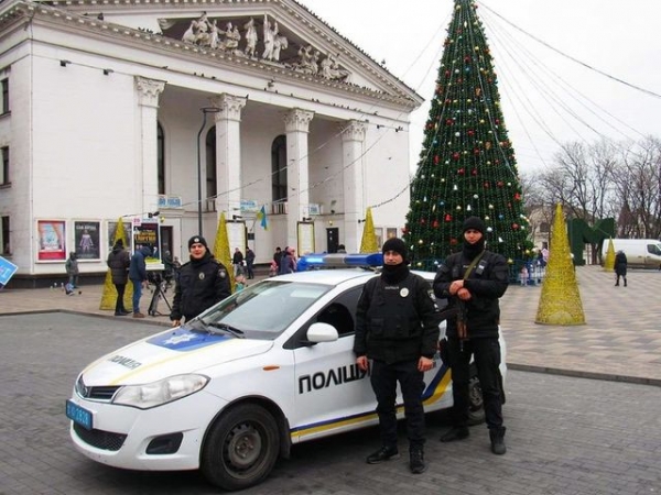 Полицейские несут службу в усиленном режиме