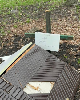 Во дворах жилых домов в Покровске появляются могилы жителей (фото)