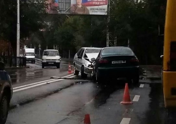 Возле парка Щербакова в Донецке лоб в лоб столкнулись легковушки (фото)