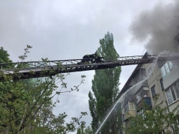 Спасатели во время пожара эвакуировали женщину с балкона