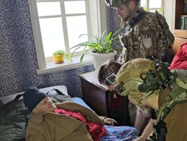 «Белые ангелы» и волонтеры эвакуировал из Шандриголово 93-летнюю женщину и еще троих людей