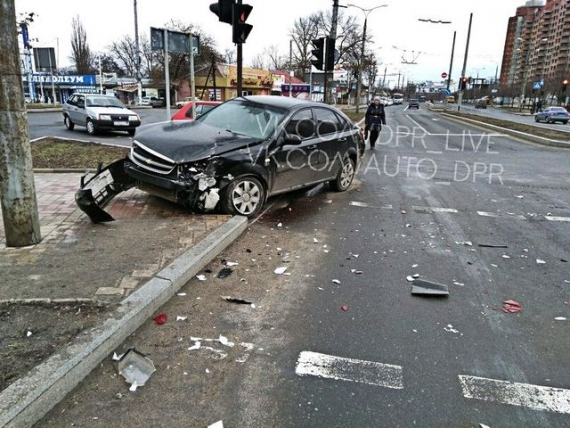 В Донецке случилась авария с участием иномарки и маршрутки (фото)