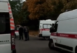 У роддома в Донецке – очередь машин с больными коронавирусом (видео)