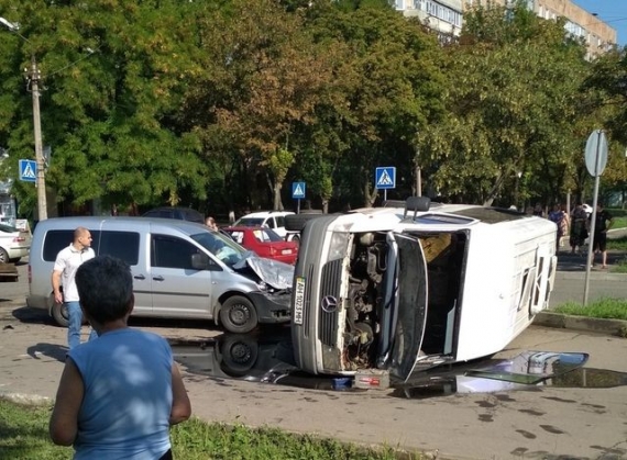 В Донецке перевернулась маршрутка, которая везла детей на отдых в Седово (фото)