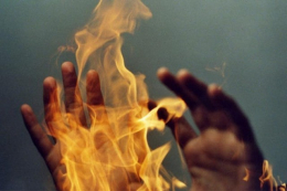 В Константиновке мужчина избил и едва не сжег свою жену