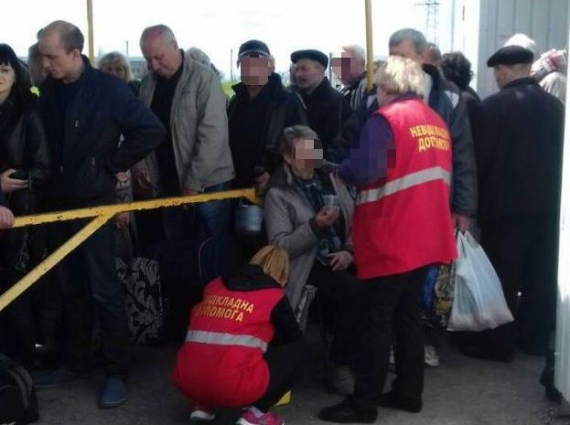 На КПВВ «Марьинка» произошла череда ЧП: гражданам дважды вызывали «неотложку»