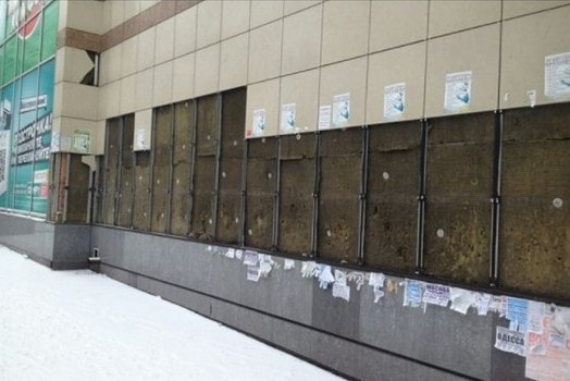 В неподконтрольном Донецке на части разбирают здание торгового центра (фотофакт)