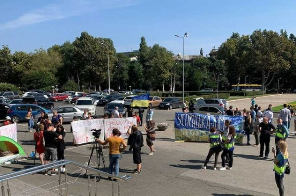 В Одессе под стенами обладминистрации несколько дней протестуют переселенцы (видео)