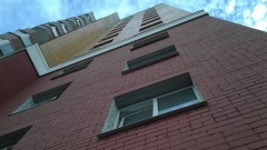 В Донецке на козырьке подъезда десятиэтажного дома обнаружили тело женщины