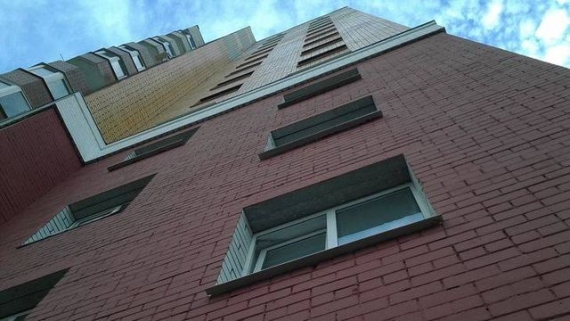 В Донецке на козырьке подъезда десятиэтажного дома обнаружили тело женщины