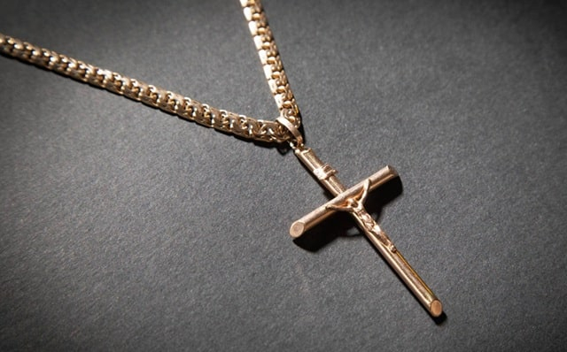 Мужские и женские золотые крестики: символ веры и стильный акцент